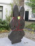 908114 Afbeelding van het bronzen beeldje 'nijntje', van Marc Bruna op het 'nijntje pleintje' bij de 1e Achterstraat te ...